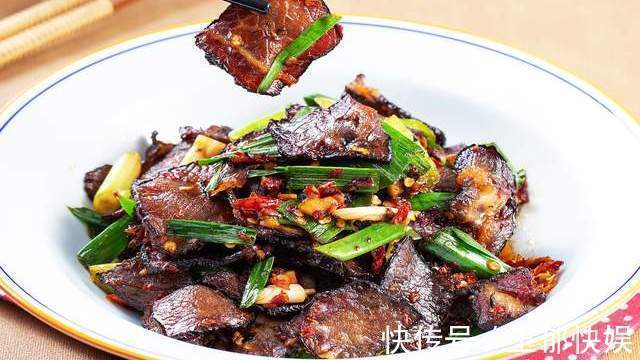 炒腊肉前，只会泡水是不行的，多做一步，腊肉香嫩不肥腻，还不柴