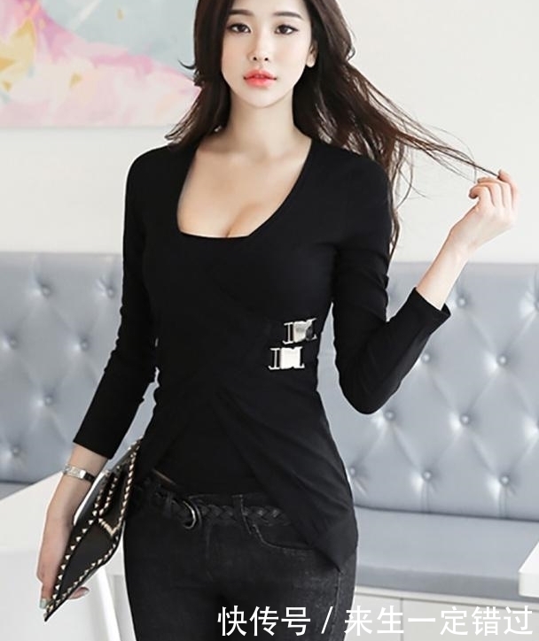 黑色的休闲裤,把成熟女性的味道衬托得非常的端庄淡雅