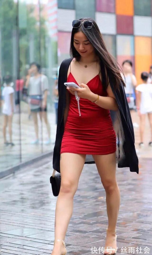 美女 美女一身大红色吊带裙加“烈焰红唇”,一点不像120斤体重