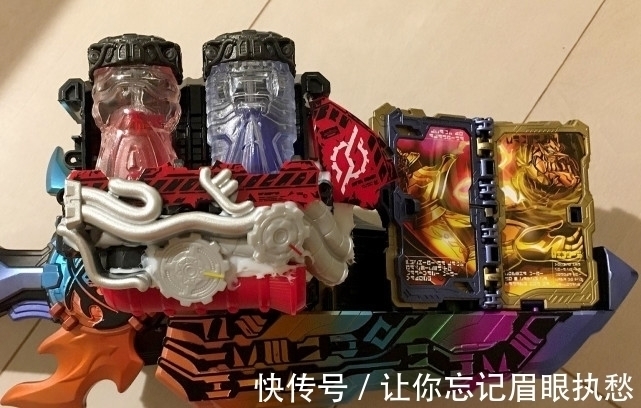 假面骑士:粉丝花10万改装变身器,网友吐槽浪费,两年后青铜变王者