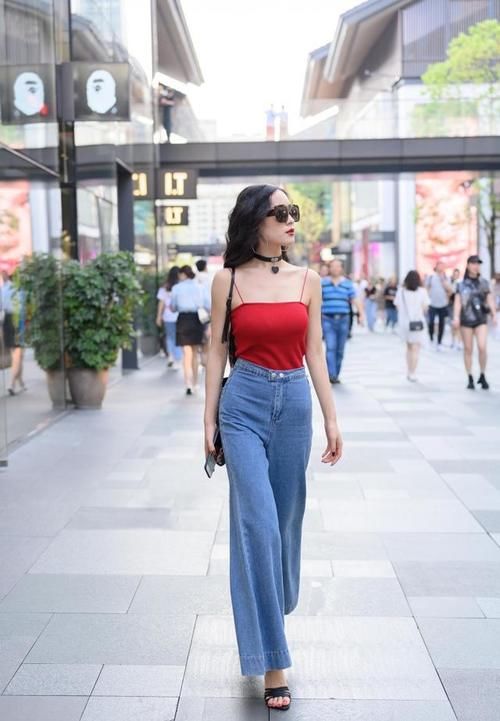 风格多样的牛仔裤，让女孩们可以穿出各种美丽