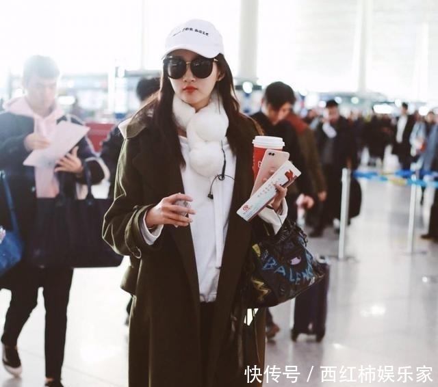 冬季围巾搭配指南,大衣搭围巾三种穿搭,高端大气上档次。