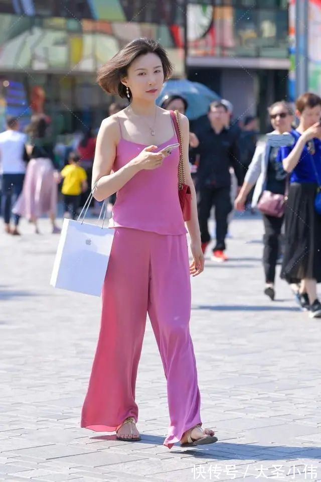 街拍|美女街拍:粉色时尚套装,宽松舒适,清新飘逸