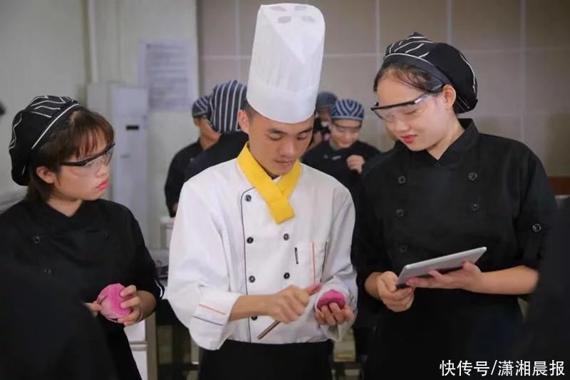 高职名师 | 长商职院刘文保：苦练食品雕刻技艺，传播湘菜文化