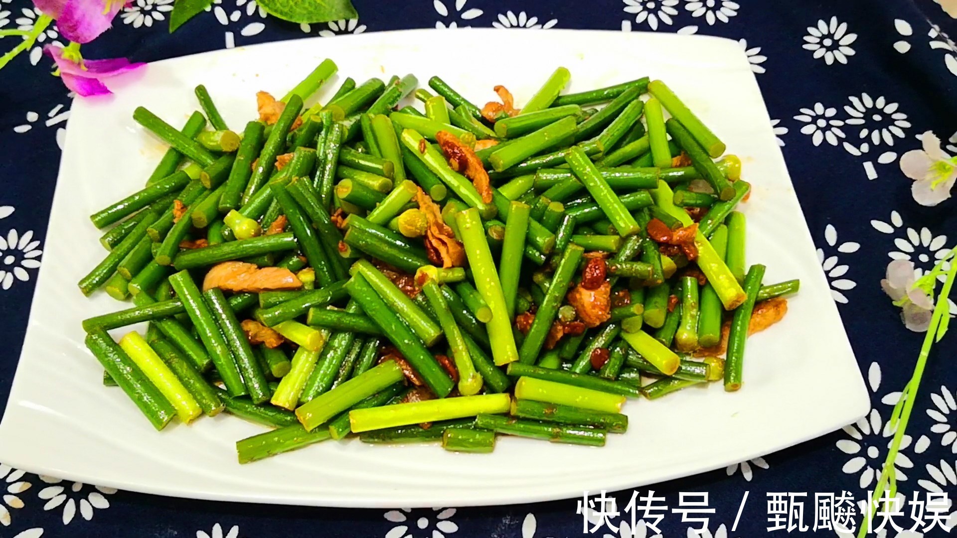 爆炒|炒蒜苔，最忌切完直接炒，大厨教你一妙招，蒜苔又脆又绿、更入味