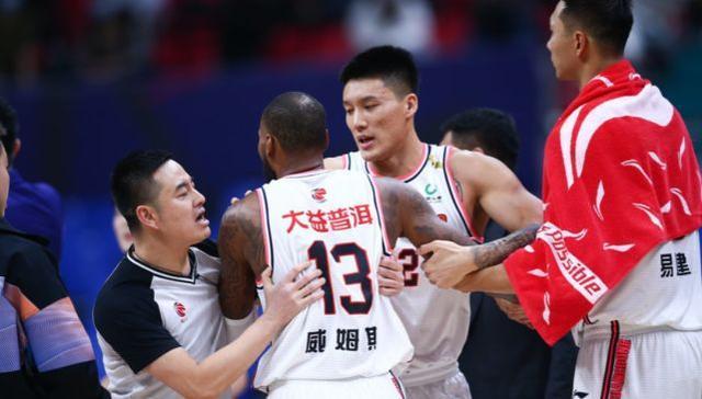 郭艾伦|需要严惩!威姆斯肘击韩德君面部流血,杜锋看不下去安慰大韩