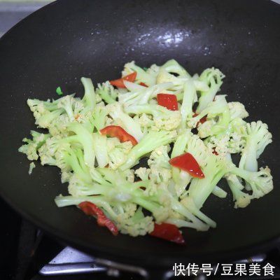 菜花|#助力高考营养餐# 高考晚餐5菜1汤真不赖，鸡腿焖饭香喷
