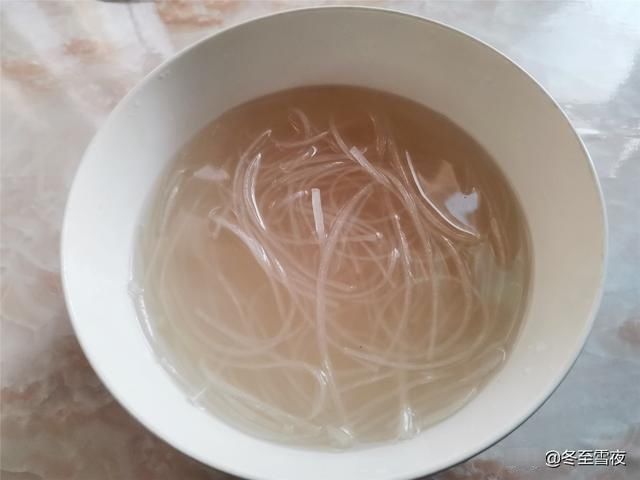 一道老东北菜，渍菜粉的家常做法，酸菜酸香味浓，粉条劲道不成团