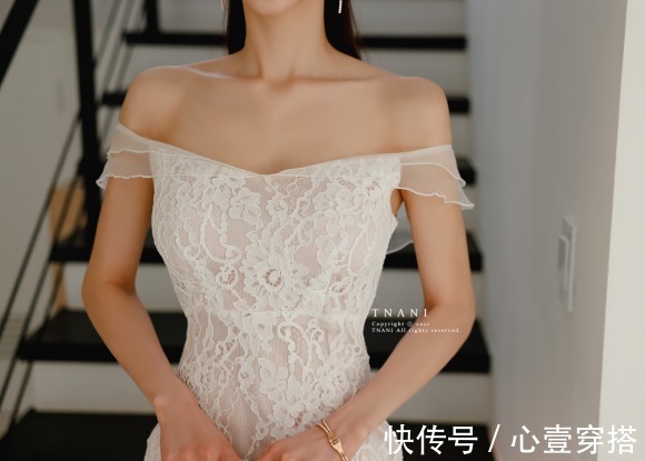 时尚|女神孙允珠时尚搭配：经典华沙夏菊雕绣波浪抹胸裙