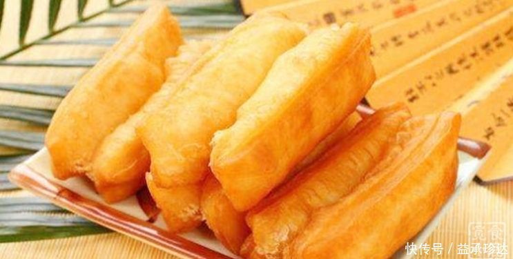 油条不用出去买,简单几步教你在家炸油条,蓬松酥脆,好吃又健康