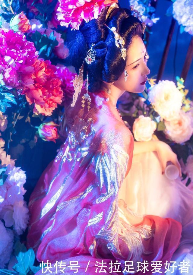 汉服!本以为明制汉服够美了,直到看见“贵妃风”,才知道何为雍容华贵
