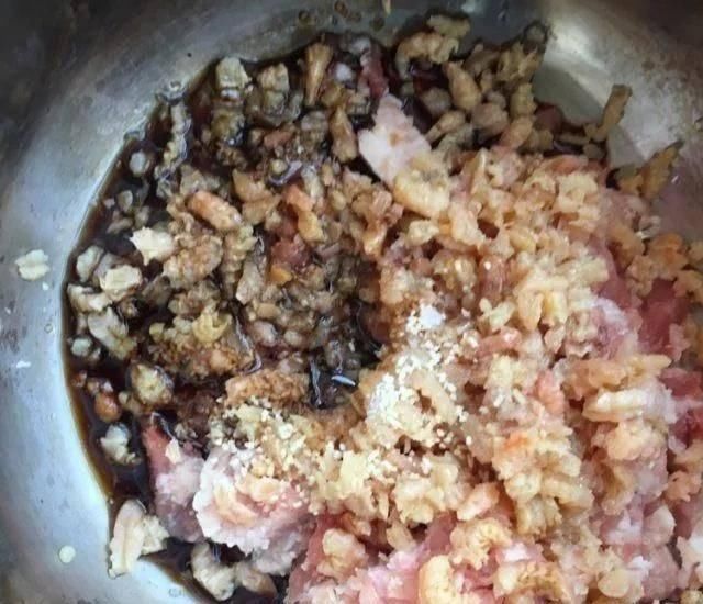 底脆皮软馅香的三鲜水煎包,这么做才好吃