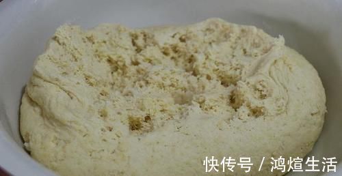 玉米面|玉米面倒进滚烫的牛奶里，一周吃7次孩子还嫌少，又软又香真解馋