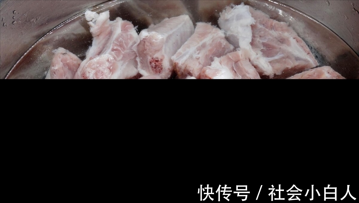 焯水|排骨一焯水就变柴?原来是用错了水,教你正确操作,排骨鲜嫩不柴