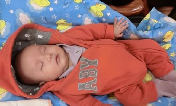 迷信|奶奶把满月孙女眉毛剃光,3个月后全家后悔不已,“迷信”太害人