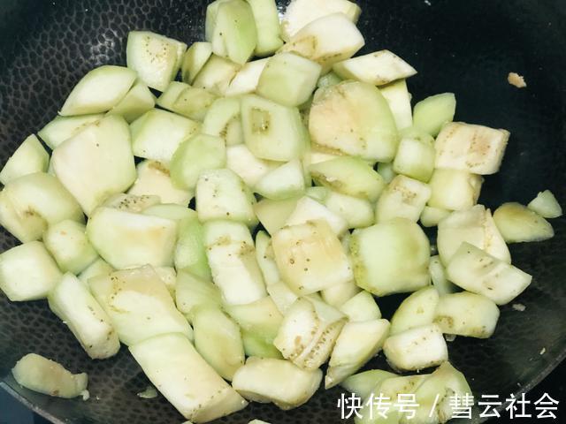 天生一对|茄子炒豆腐,先放茄子还是豆腐,很多人搞错,难怪茄子吸油还不香