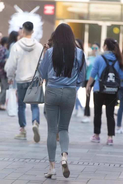 设计感十足的衬衫，冰丝面料看起来很高级，搭配牛仔裤就行