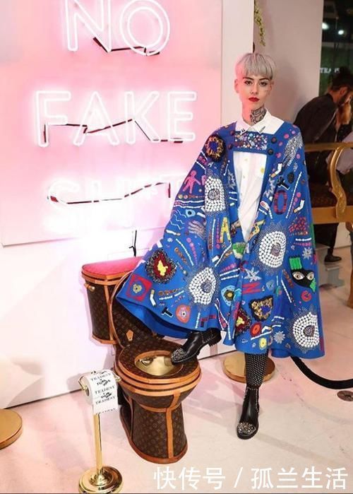 包包|竟然用24个LV包包打造马桶?不得不说这个艺术家是真的有钱!