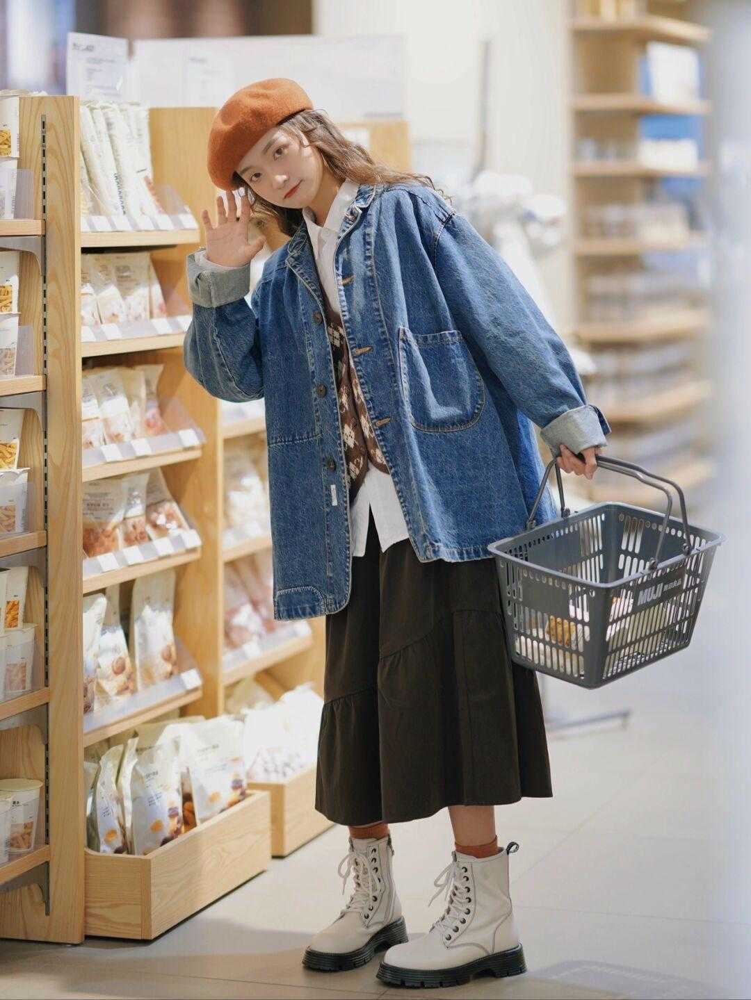 下半身|秋季如何穿搭?牛仔外套搭配半身裙,普通女生也能穿出高级感