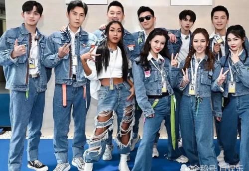 蔡徐坤郑恺下车被抓拍,谁留意到2人腿长对比?过于扎心了