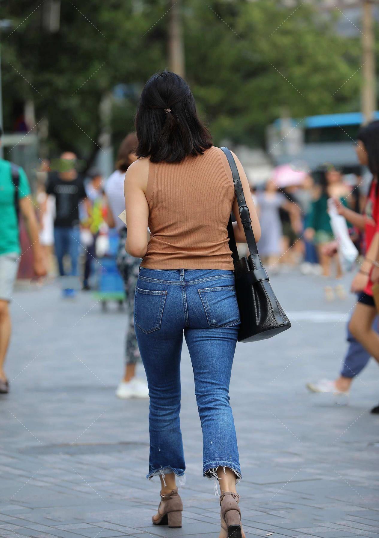 牛仔裤|牛仔裤搭背心太简单？那是没选对颜色搭配，不妨尝试一下这样搭配