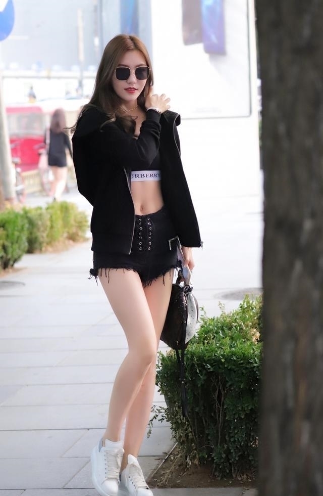 街拍 当个时尚“长腿精”, 迈着自信的步伐，难得一见