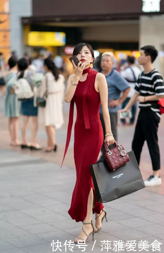 美女搭配一双红色的高跟鞋，让身材看起来更加的迷人凹凸有致