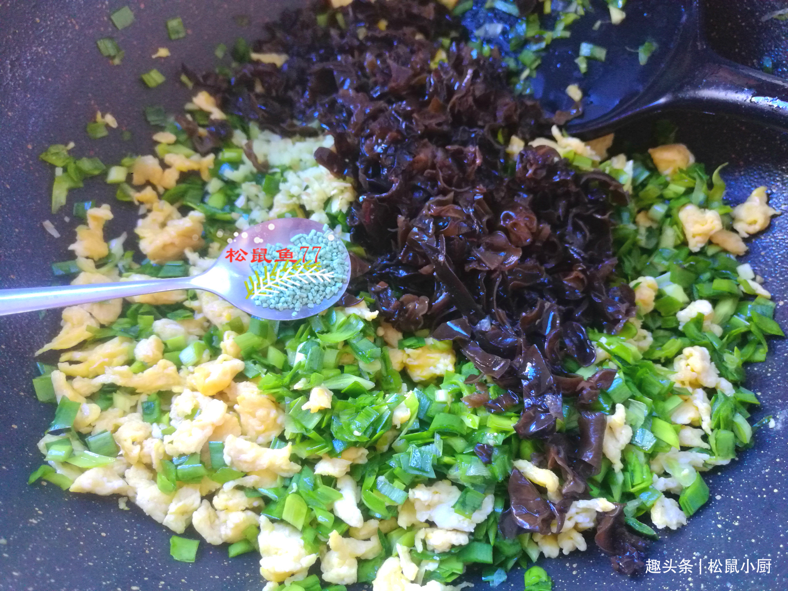 韭菜鸡蛋|韭菜盒子不能上锅就烙，要记住要点和技巧，味道鲜美不变色