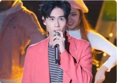 歌手假唱“愈演愈烈”,話(huà)筒拿反不算什么,而他被稱(chēng)“假唱王者”