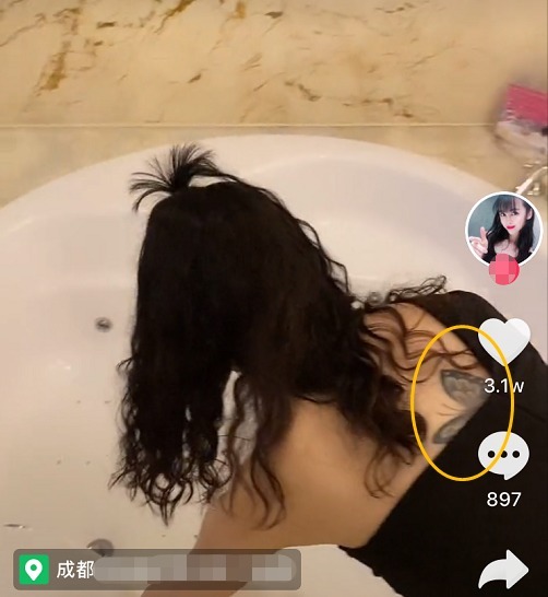 小卷发|成都61岁大姐因“娃娃脸”走红,抬头一个微笑,仿佛看见20岁少女