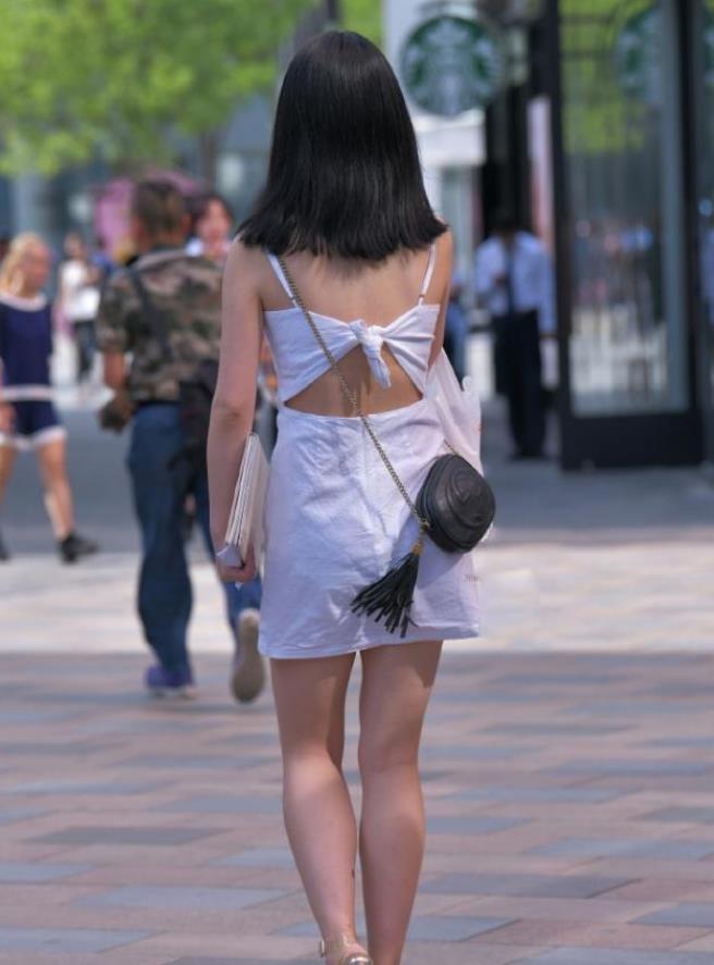 街拍小姐姐优雅时髦的大衣搭配打底裤靴子,看上去高雅显女人味