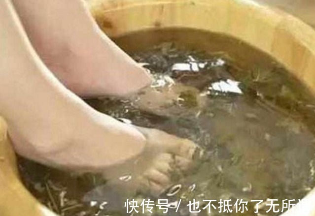 水温|热水泡脚,到底是养生还是在养病正确泡脚,现在知道还不晚