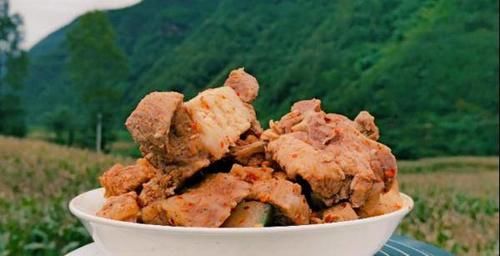 彝族|坨坨肉,松茸鸡汤,苦荞面包,也是彝族人宴请客人必备的美食之一