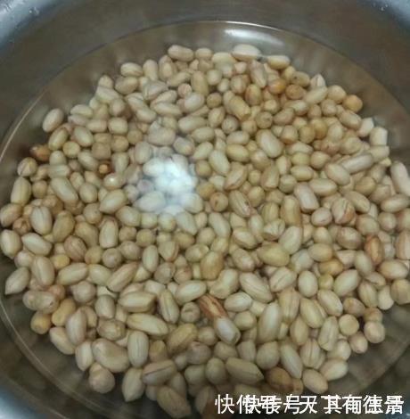 炸花生米,直接下锅炸就错了!大厨:多加1步,花生香脆不易糊