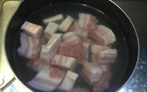 做红烧肉，记住“4个窍门”，做好后肉质软烂不油腻，香味浓