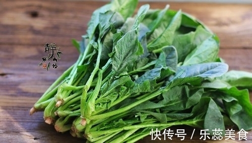 给菠菜粉丝来个“热”拌,酱香浓郁超好吃,一筷子下去就停不下来