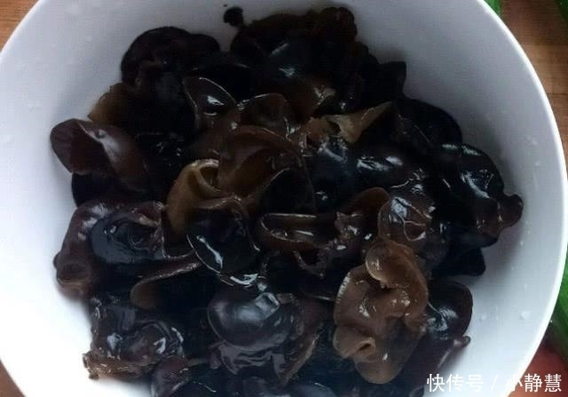 干净|泡木耳,10个人9个错,饭店厨师长教你一招,泡的又快又干净