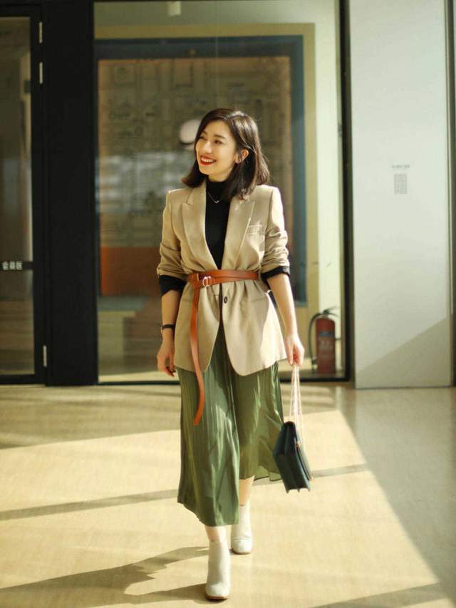 针织衫|25、35岁的韩系穿搭技巧分享,针织衫搭配百褶裙,精致高级又优雅