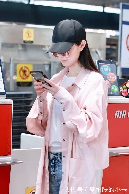 粉色|宋轶真懂穿,粉色衬衫减龄够少女,破洞裤秀冷白皮太优越