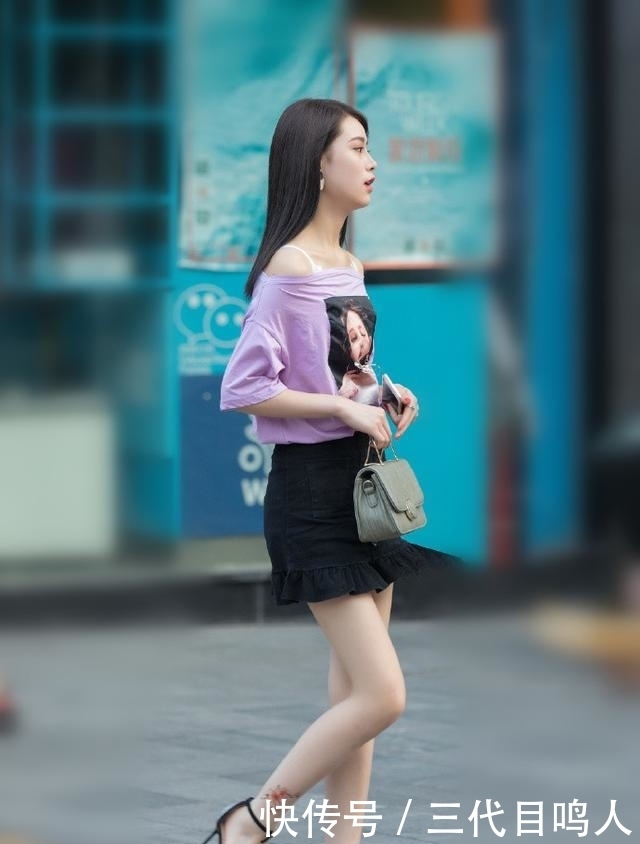 街拍:小姐姐长相甜美,浅粉色连衣裙搭配灰色长风衣,很显身材