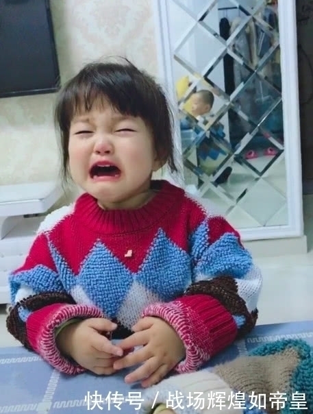 奇闻|奇闻:女儿大闹,妈妈无动于衷,儿子淡定拿出“神器”,完美解决
