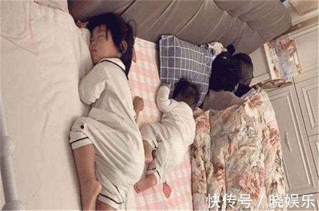 睡眠质量|一家四口睡姿火了,爸妈花式秀恩爱,孩子只能“报团取暖”