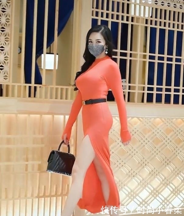 街拍|开叉裙造型真精致,穿出了都市女郎的气质