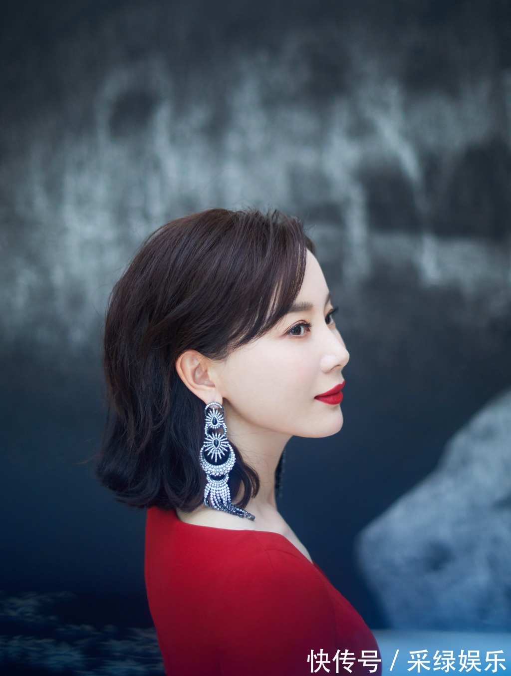 烫发 若你才30岁到40岁,换对这几款发型不显老,摩卡波波头发型更减龄