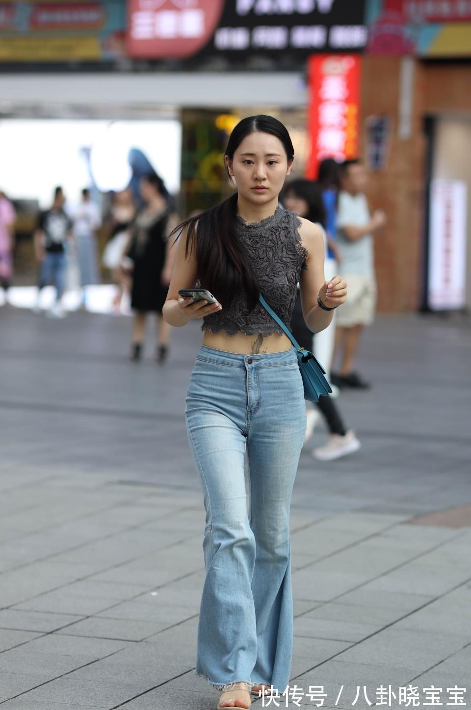 无袖|拉风的喇叭裤穿搭,配上精致无袖蕾丝衫,洋气时髦又显气质