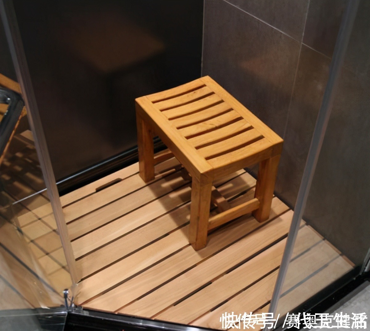 淋浴房|现在谁家卫生间还铺瓷砖?这种材料防滑排水,一平20块就能搞定