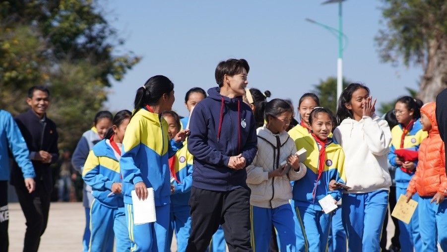 进球|暖意满满！王霜进球后比心，这是她和一群乡村女孩的约定