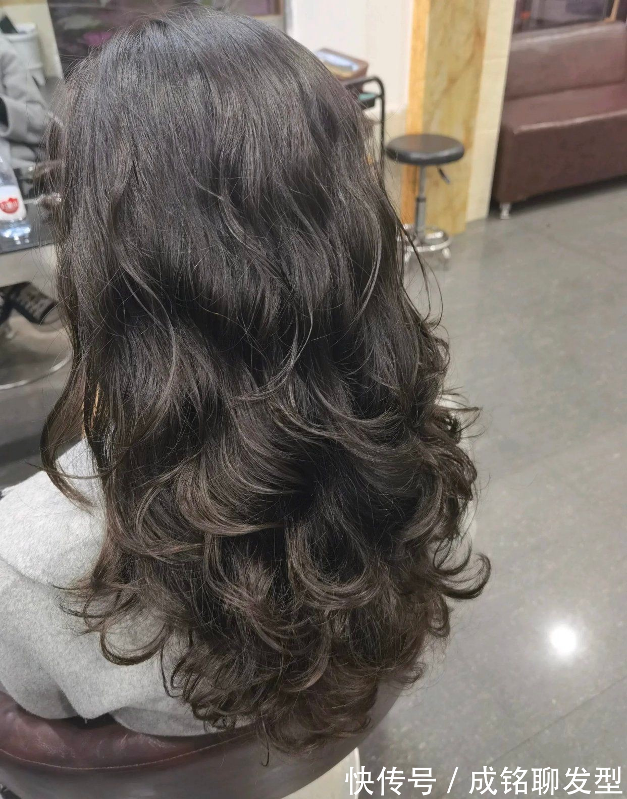 发型师|头发烫得太卷被吐槽太老气,试试这三个小妙招,简单实用不伤发