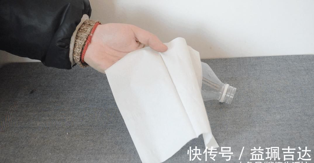 塑料瓶上粘张纸巾, 没想到还有这妙用, 解决了家家户户都困扰的难题
