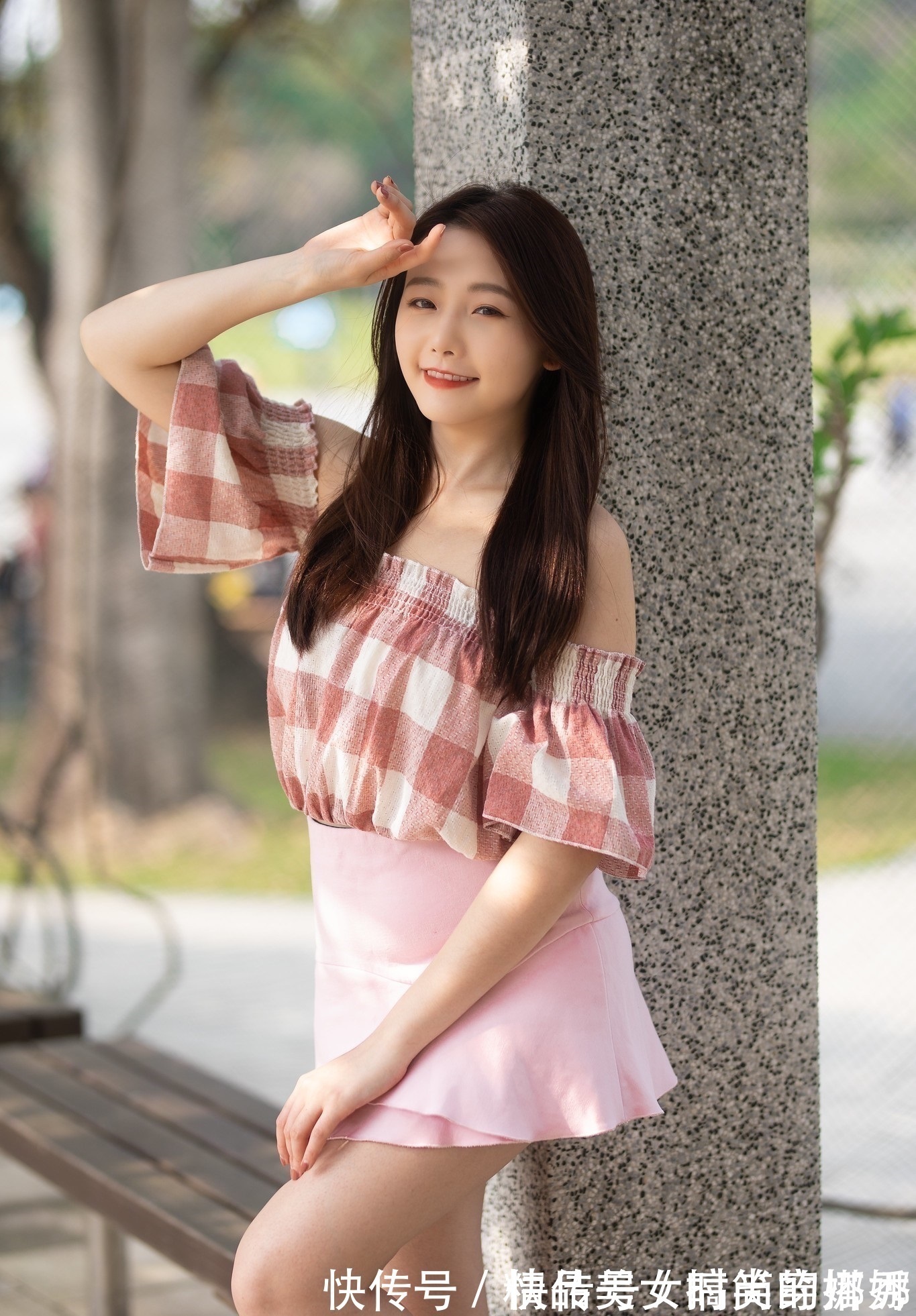 短裙|粉白格子的上衣搭配粉色的双层短裙,很显青春的甜美气息